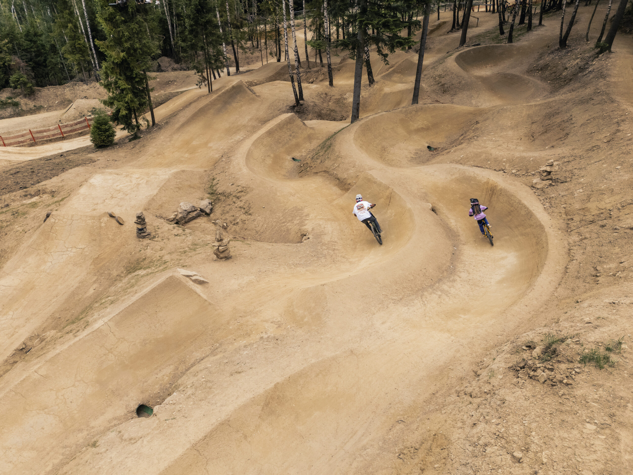 Ilustracja do WEEKEND SKAKANIA dropy + stoliki WISŁA SKOLNITY