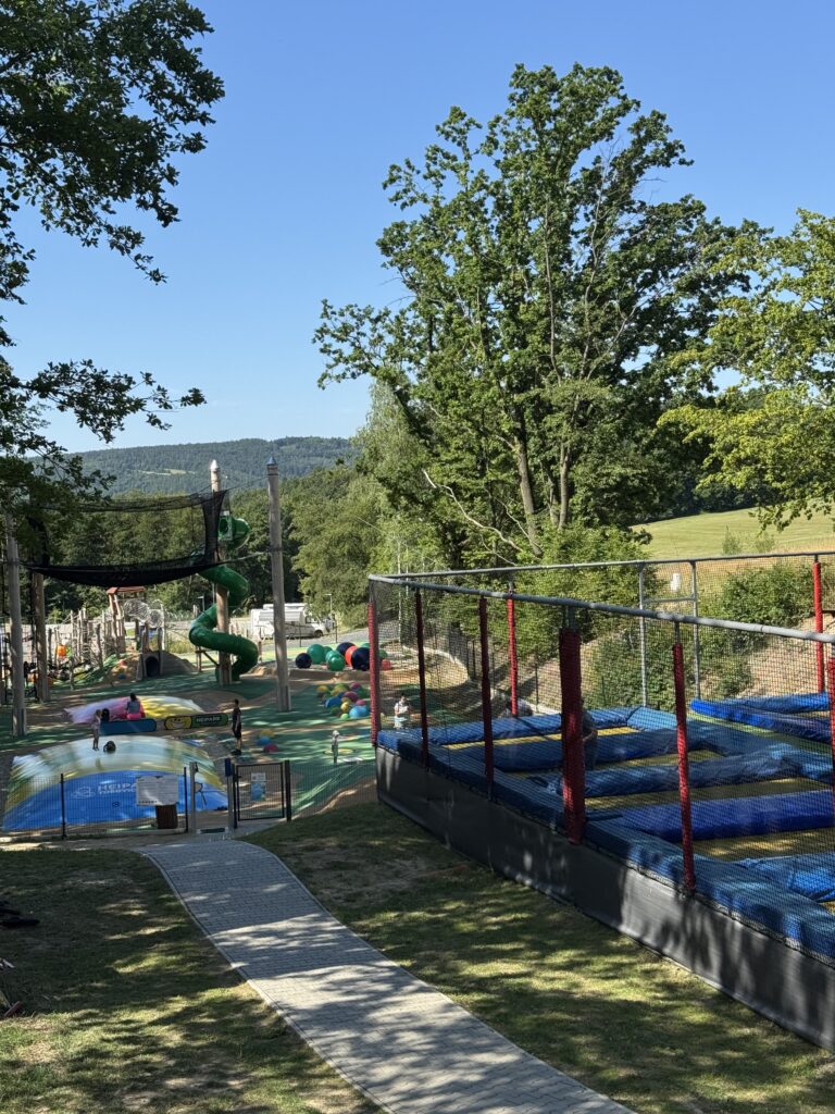 trampoliny w Tosovicach - obóz rowerowy enduro dla dzieci